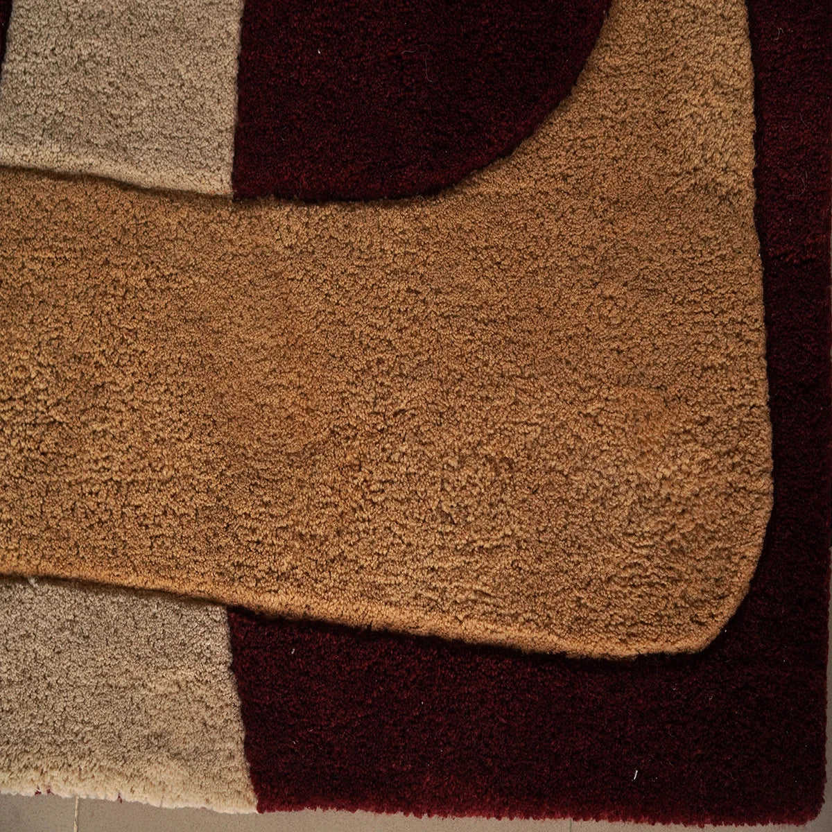 Hand-Tufted Woolen Rug with Modern Geometric Design – Multicolor