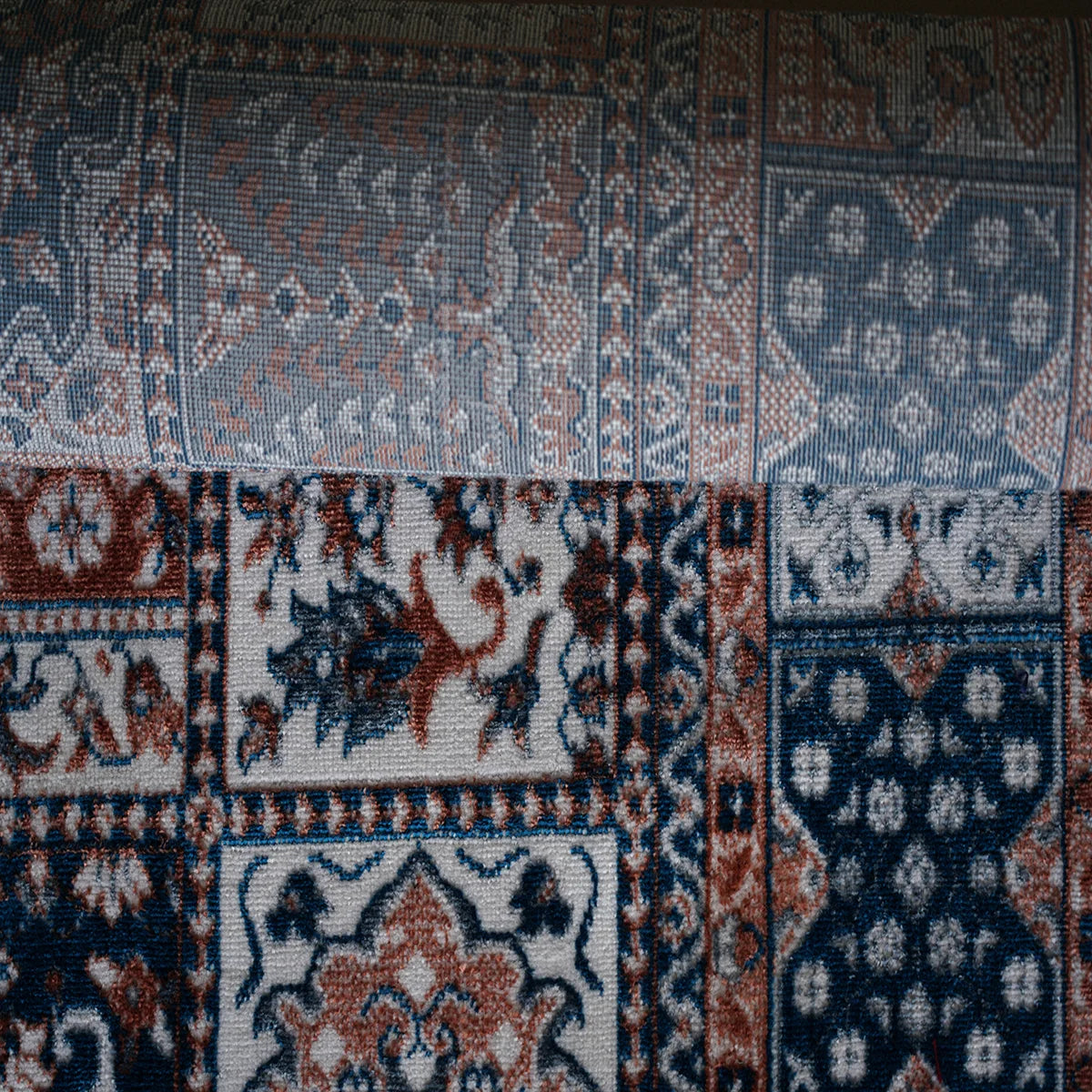 Elegant Traditional Pattern Machine-Made Rug