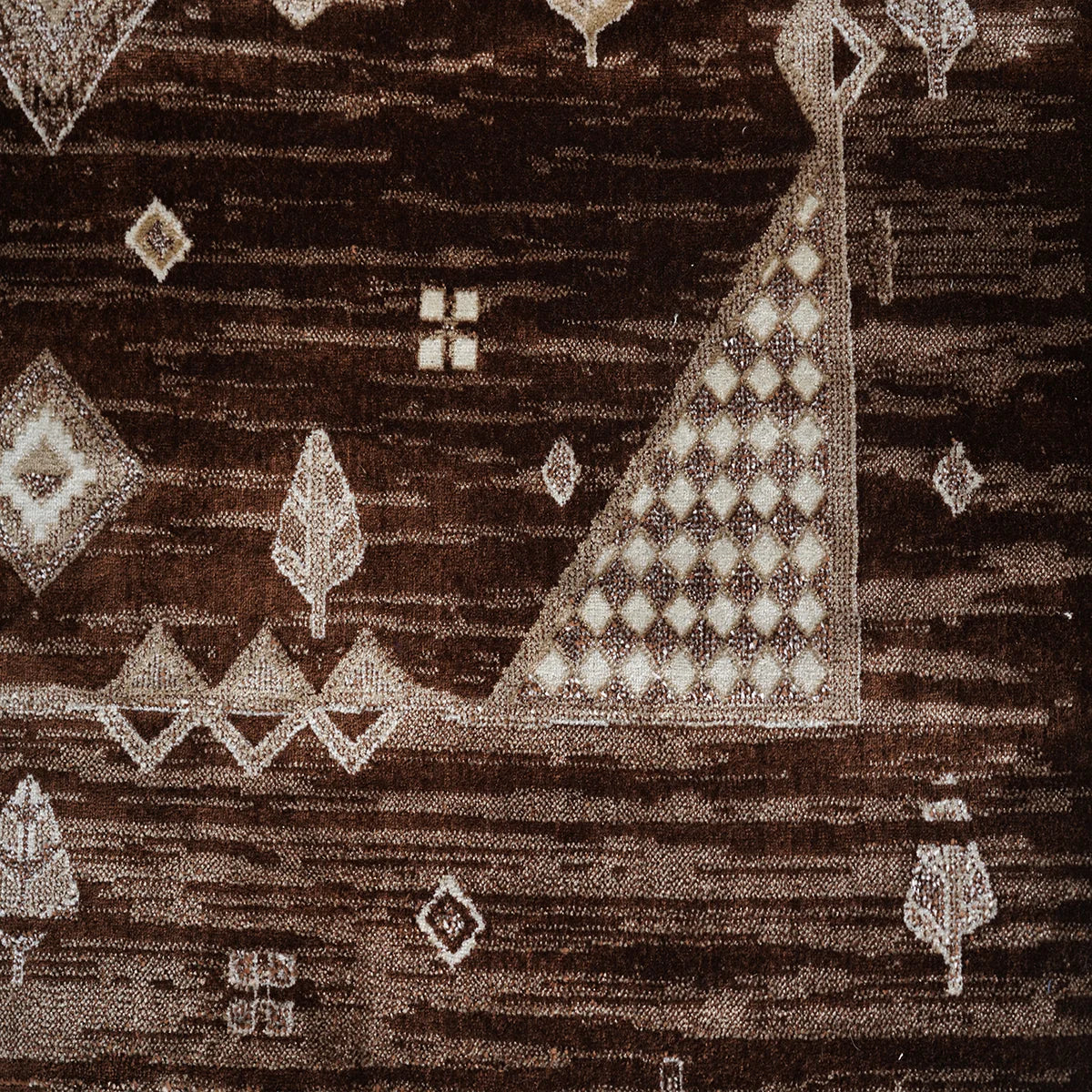 Elegant Geometric Pattern Machine-Made Rug in Rich Brown Tones