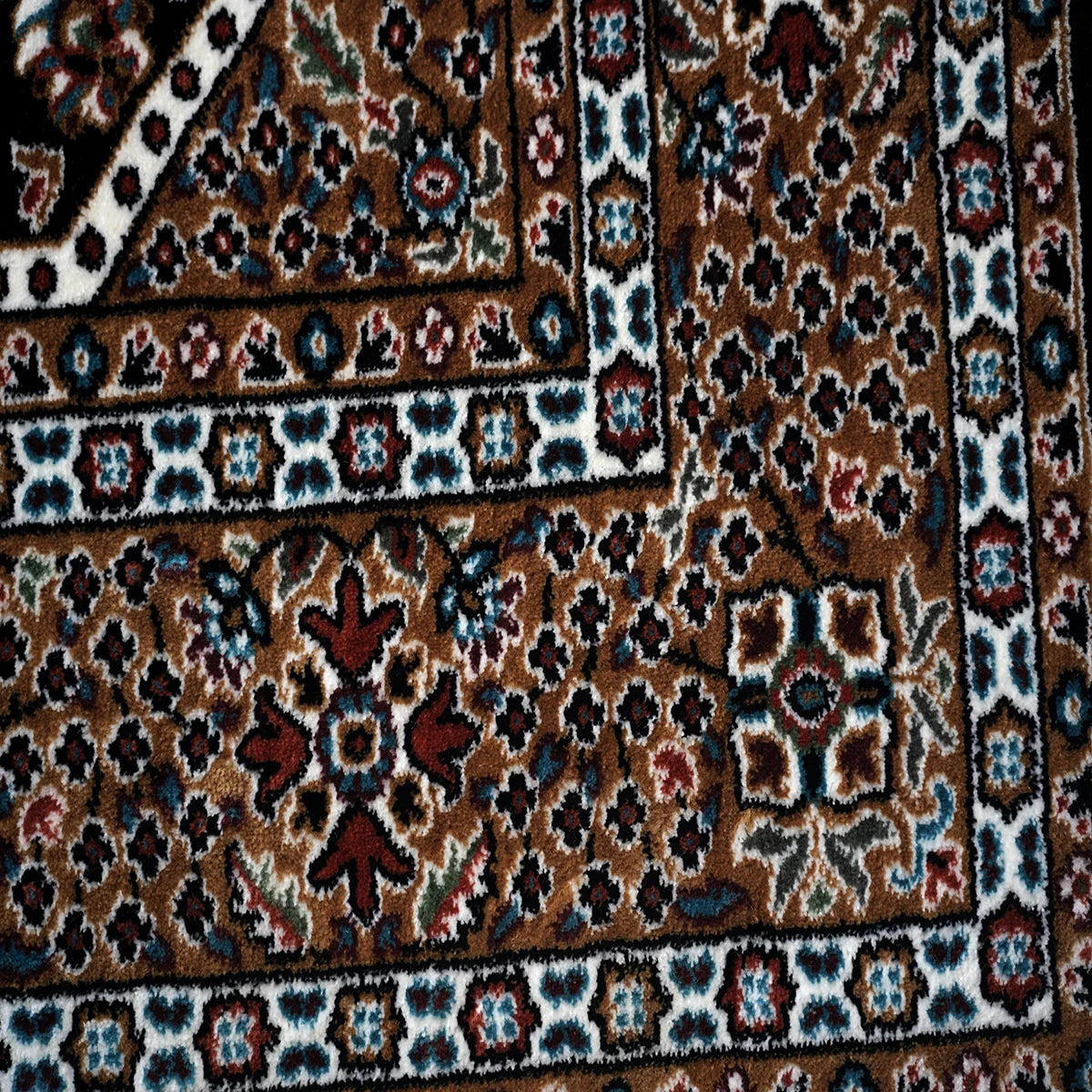 Elegant Traditional Machine-Made Persian Style Rug